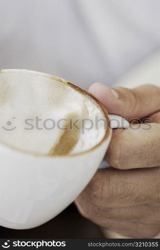 Close-up of a person&acute;s hand holding a coffee cup