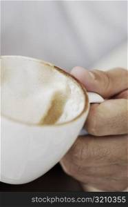 Close-up of a person&acute;s hand holding a coffee cup