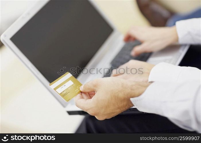 Close-up of a person&acute;s hand holding a credit card