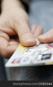 Close-up of a person&acute;s hand holding a credit card