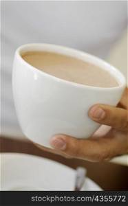 Close-up of a person&acute;s hand holding a cup of coffee