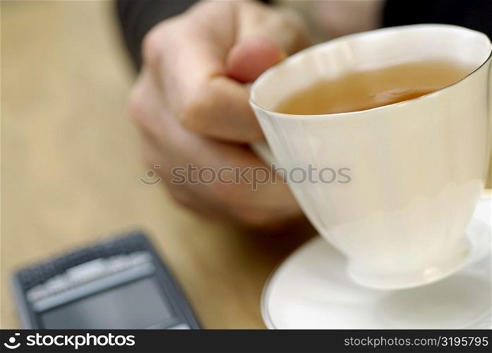 Close-up of a person&acute;s hand holding a cup of tea