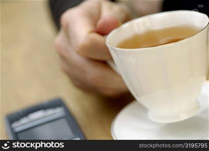 Close-up of a person&acute;s hand holding a cup of tea
