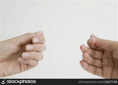 Close-up of a person&acute;s hand holding a dental floss