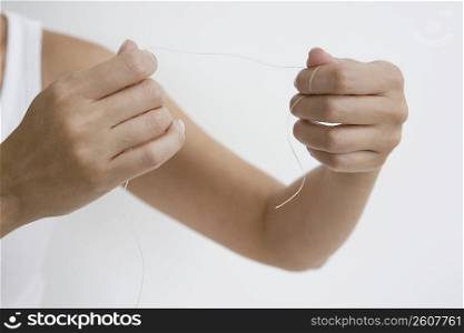 Close-up of a person&acute;s hand holding a dental floss