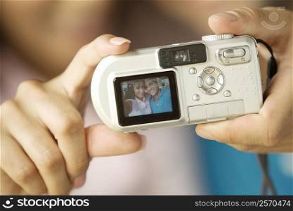 Close-up of a person&acute;s hand holding a digital camera