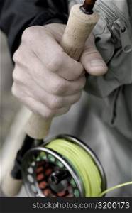 Close-up of a person&acute;s hand holding a fishing rod