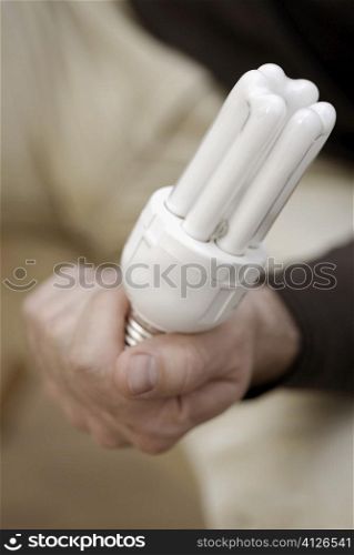 Close-up of a person&acute;s hand holding a fluorescent light