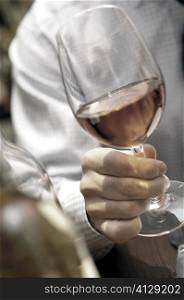 Close-up of a person&acute;s hand holding a glass of wine
