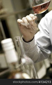 Close-up of a person&acute;s hand holding a glass of wine