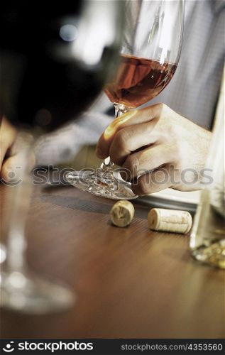 Close-up of a person&acute;s hand holding a glass of wine