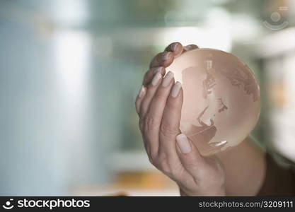 Close-up of a person&acute;s hand holding a globe