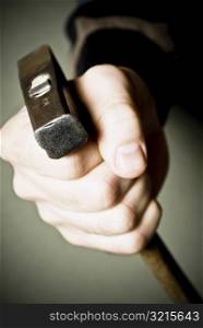 Close-up of a person&acute;s hand holding a hammer