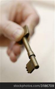 Close-up of a person&acute;s hand holding a key