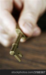 Close-up of a person&acute;s hand holding a key