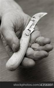 Close-up of a person&acute;s hand holding a knife
