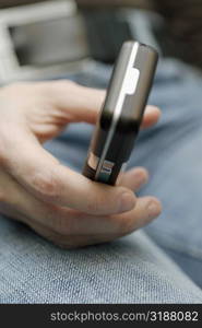 Close-up of a person&acute;s hand holding a mobile phone