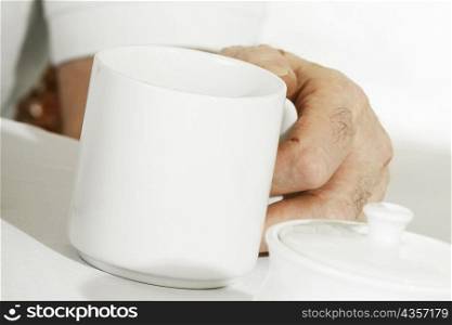 Close-up of a person&acute;s hand holding a mug