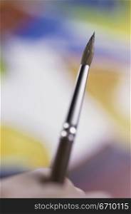 Close-up of a person&acute;s hand holding a paintbrush
