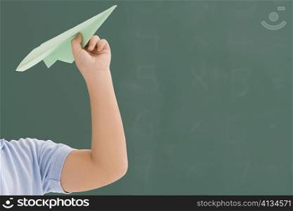 Close-up of a person&acute;s hand holding a paper airplane