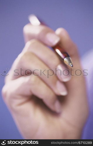 Close-up of a person&acute;s hand holding a pen