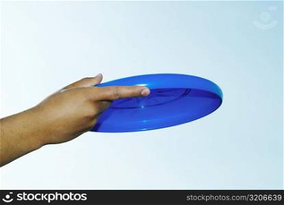 Close-up of a person&acute;s hand holding a plastic disc