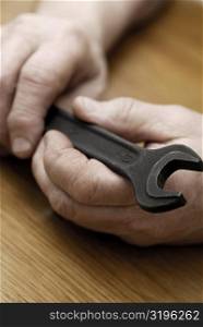 Close-up of a person&acute;s hand holding a spanner