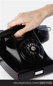 Close-up of a person&acute;s hand holding a telephone receiver