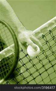 Close-up of a person&acute;s hand holding a tennis ball