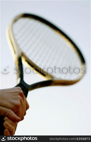 Close-up of a person&acute;s hand holding a tennis racket
