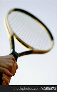 Close-up of a person&acute;s hand holding a tennis racket