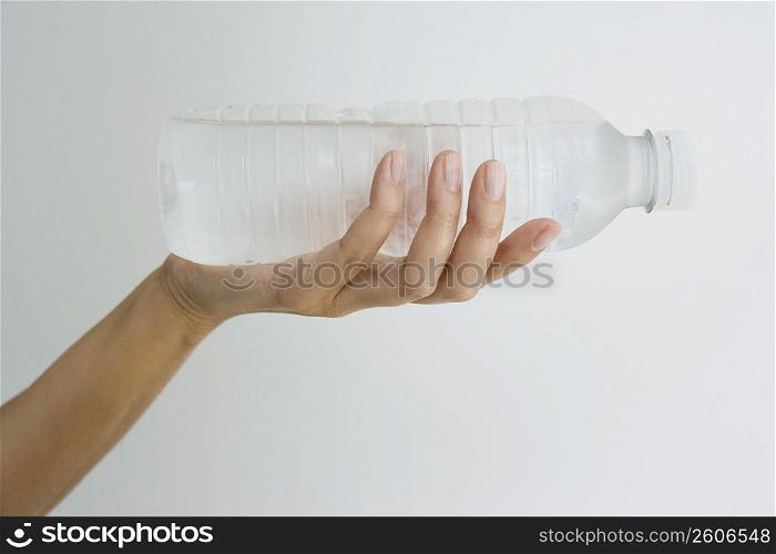 Close-up of a person&acute;s hand holding a water bottle