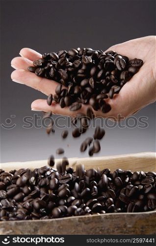 Close-up of a person&acute;s hand holding coffee beans