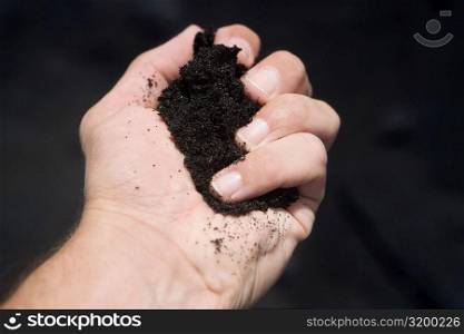 Close-up of a person&acute;s hand holding soil