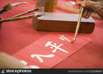 Close-up of a person&acute;s hand painting Chinese script