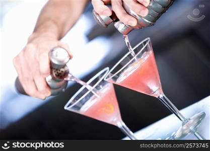 Close-up of a person&acute;s hand preparing a cocktail