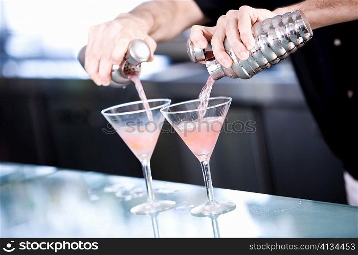 Close-up of a person&acute;s hand preparing a cocktail