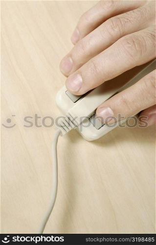 Close-up of a person&acute;s hand using a computer mouse