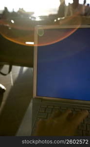 Close-up of a person&acute;s hand using a laptop