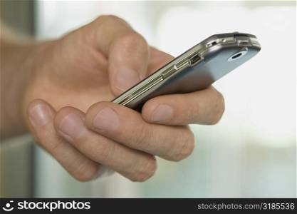Close-up of a person&acute;s hand using a mobile phone
