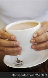 Close-up of a person&acute;s hands holding a cup of coffee