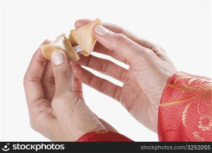 Close-up of a person&acute;s hands holding fortune cookie