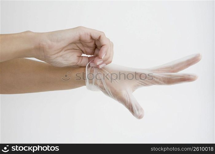 Close-up of a person&acute;s hands putting on a surgical glove