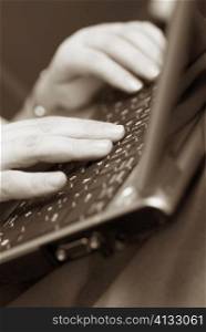 Close-up of a person&acute;s hands using a laptop
