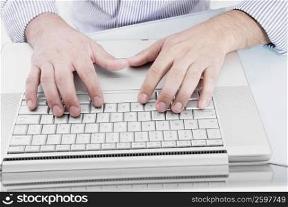 Close-up of a person&acute;s hands working on a laptop