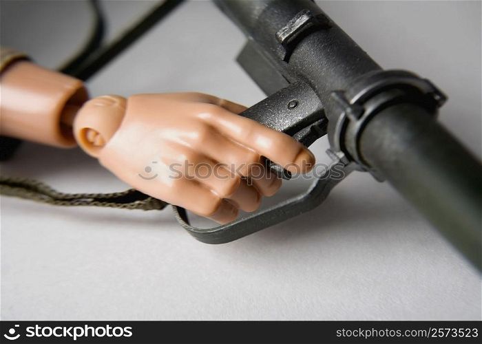 Close-up of a robot&acute;s hand holding a gun