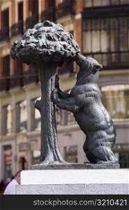 Close-up of a statue of a bear and a Madrona tree, Puerto De Sol, Madrid, Spain