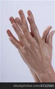 Close-up of a woman&acute;s hand applying moisturizer