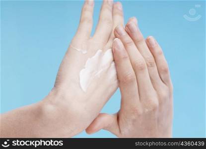 Close-up of a woman&acute;s hand applying moisturizer