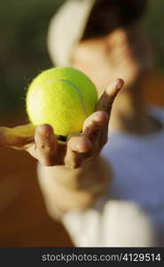 Close-up of a woman&acute;s hand holding a tennis ball